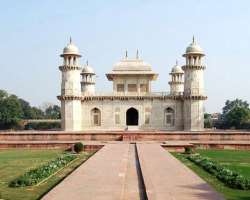 The tomb is surrounded by a beautiful four-quartered garden (Char-Bagh) which makes the scenario more exquisite.